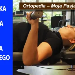 Kobieta ćwiczy na ławce ze sztangą, grozi jej uraz mięśnia piersiowego większego.