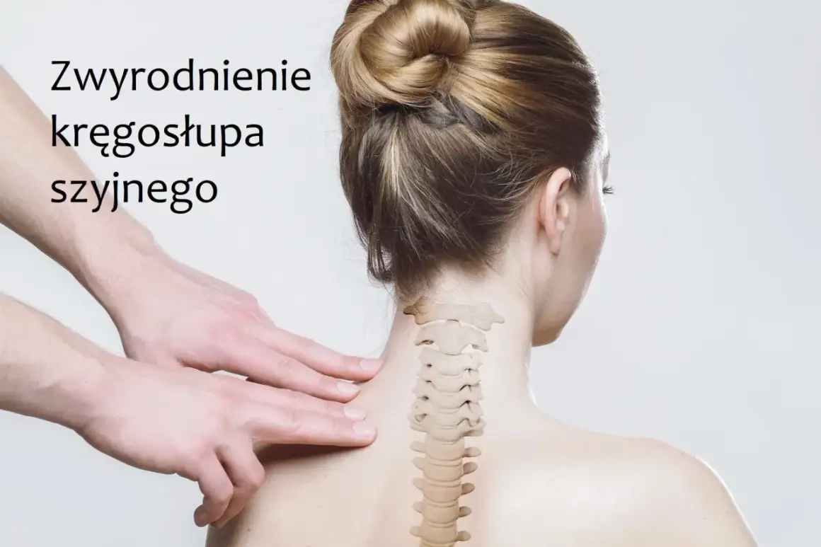 Dłonie terapeuty badają kręgosłup szyjny kobiety. Zwyrodnienie kręgosłupa szyjnego może prowadzić do zaburzeń równowagi.