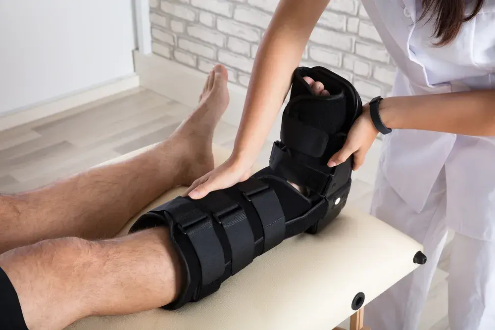 Rehabilitacja po złamaniu kostki: Etapy, czas, co przyspiesza?